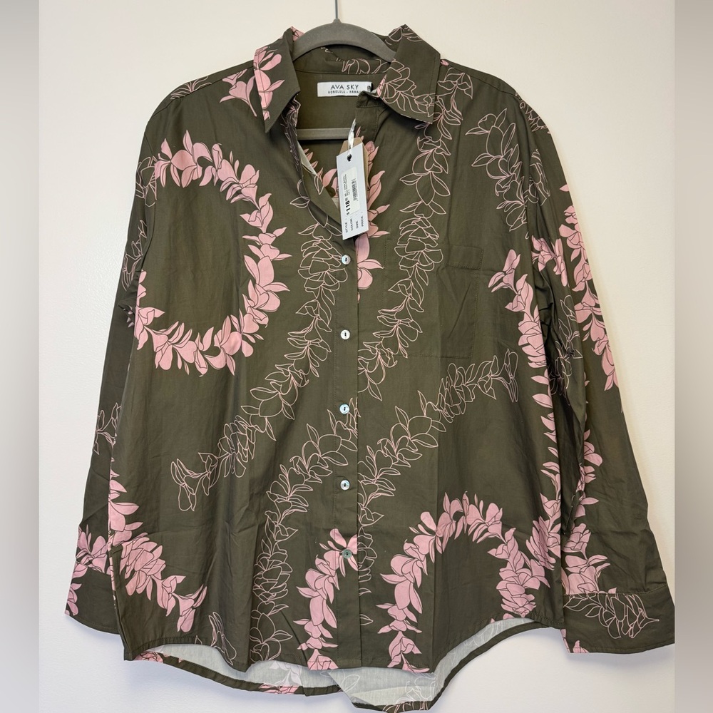BNWT. Ava Sky Top Chloe Button-Down